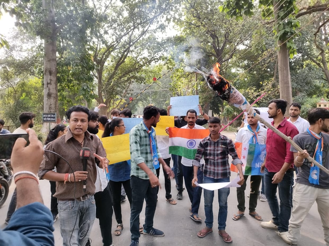 Effigy of Vice Chancellor burnt: Protest against erecting wall between IIT BHU and BHU