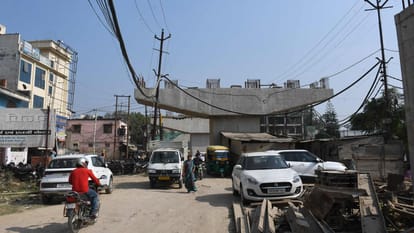Flyover being built at Khajanchi Chowk work of removing wire poles started here too