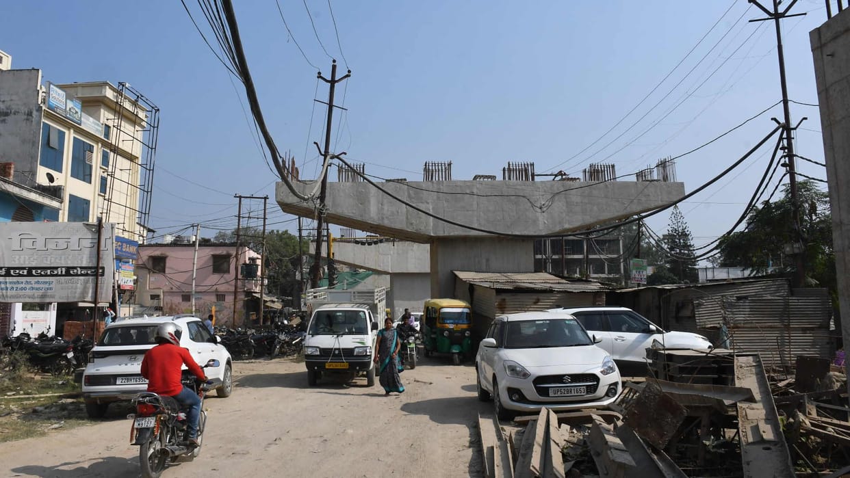 Flyover being built at Khajanchi Chowk work of removing wire poles started here too