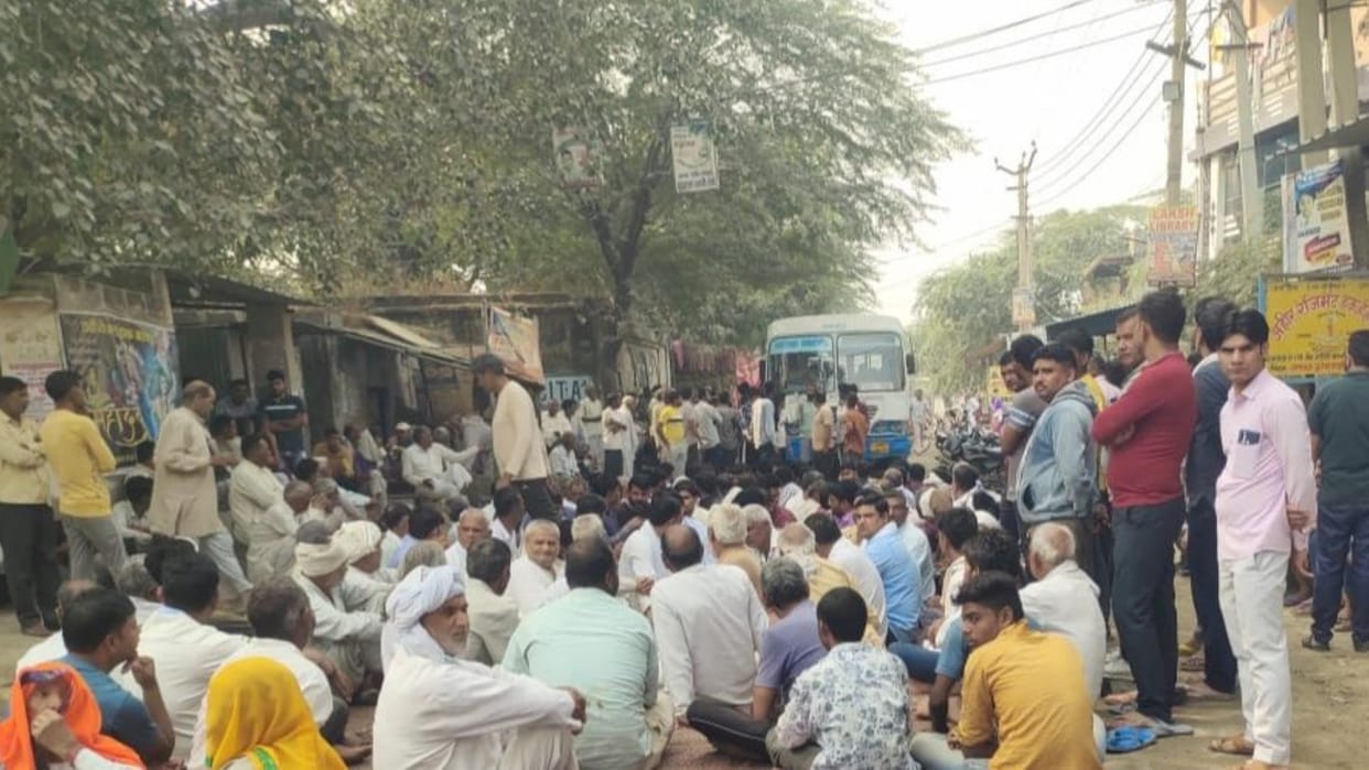 Narnaul: Villagers blocked the road with dead body of father and son