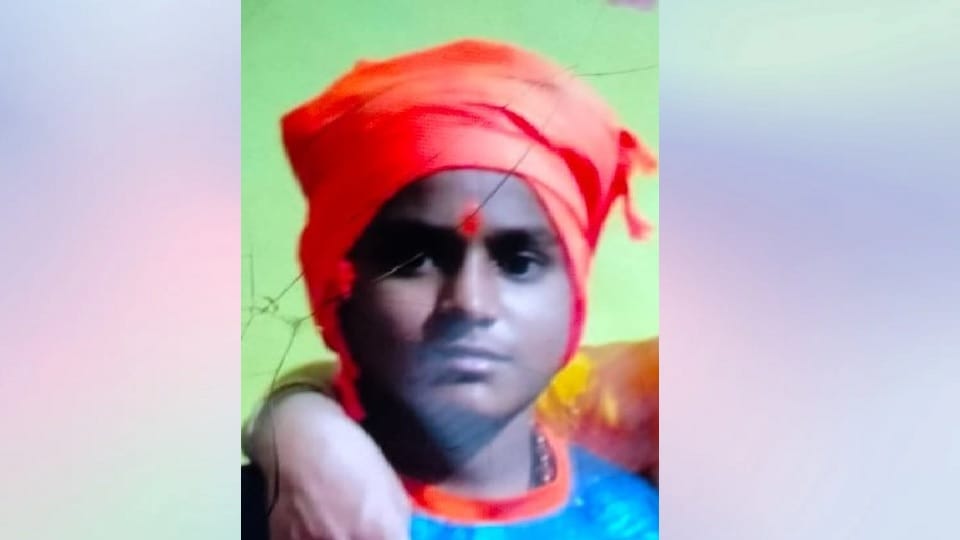 Moradabad: student cried lot holding his father photo close his chest, closed room and hanged himself from