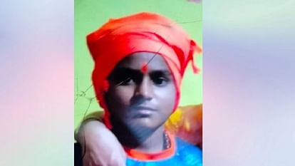 छोड़ दी दुनिया: पिता की तस्वीर सीने से लगाकर खूब रोया, फोन पर कुछ न बोला..आखिरकार कमरा बंद कर पंखे से लटक गया Moradabad: student cried lot holding his father photo close his chest, closed room and hanged himself from