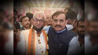 MP Assembly Election 2023: भाजपा के वरिष्ठ नेता ने कमल छोड़ कांग्रेस का थामा हाथ; बनाए गए महासचिव MP Election 2023: Senior BJP leader Prakash Pandey left party and joined Congress; appointed general secretary