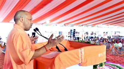 सभा को संबोधित करते सीएम योगी