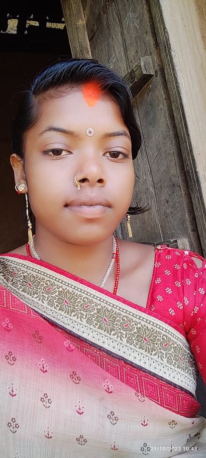 Sonebhadra: घर में नहीं था शौचालय, रेलवे ट्रैक की ओर गई नव विवाहिता की ट्रेन से कटकर मौत; मचा कोहराम the newly married woman who went towards the railway track died after being hit by a train