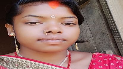 Sonebhadra: घर में नहीं था शौचालय, रेलवे ट्रैक की ओर गई नव विवाहिता की ट्रेन से कटकर मौत; मचा कोहराम the newly married woman who went towards the railway track died after being hit by a train
