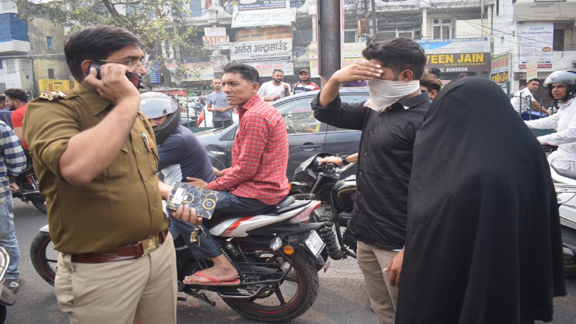 Raid in cafe and pub busted, youths arrested with girl by police in Meerut, see photos