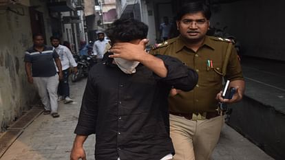 Raid in cafe and pub busted, youths arrested with girl by police in Meerut, see photos