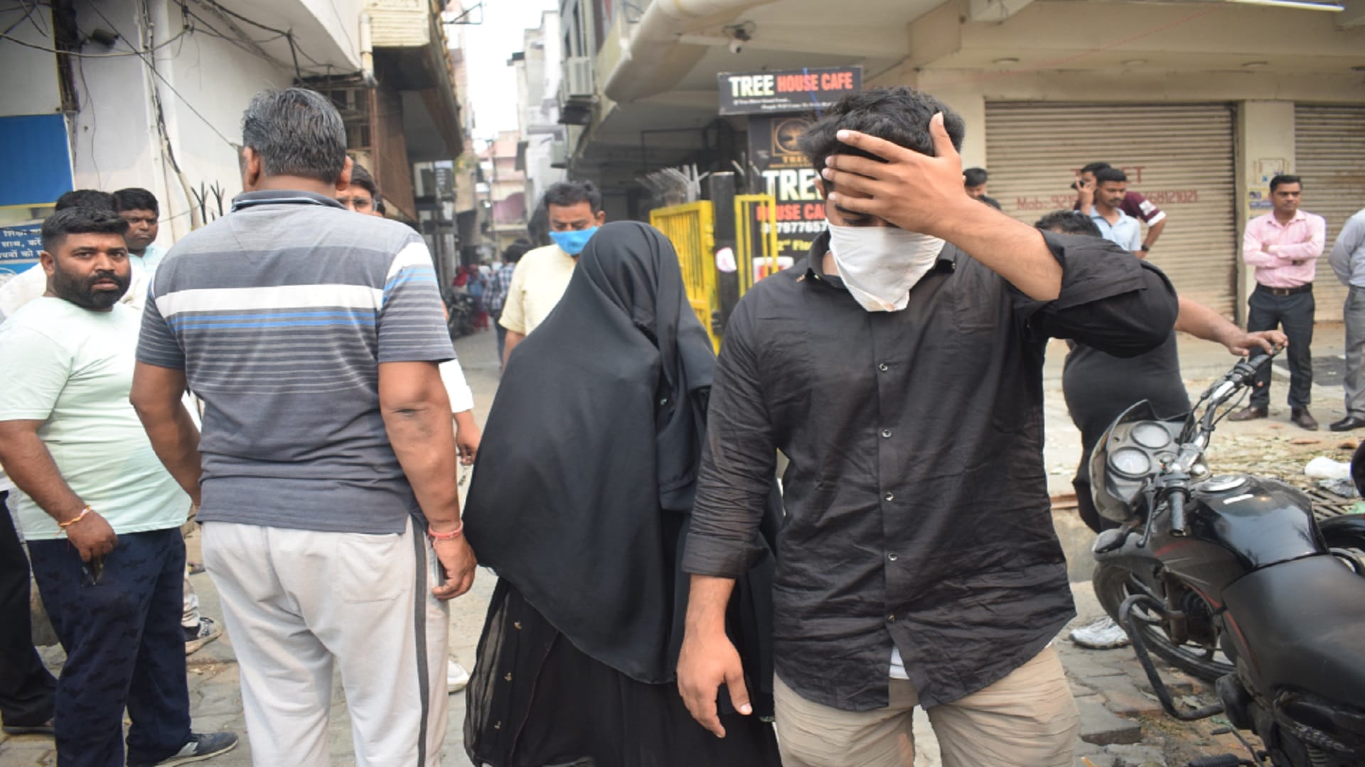 Raid in cafe and pub busted, youths arrested with girl by police in Meerut, see photos