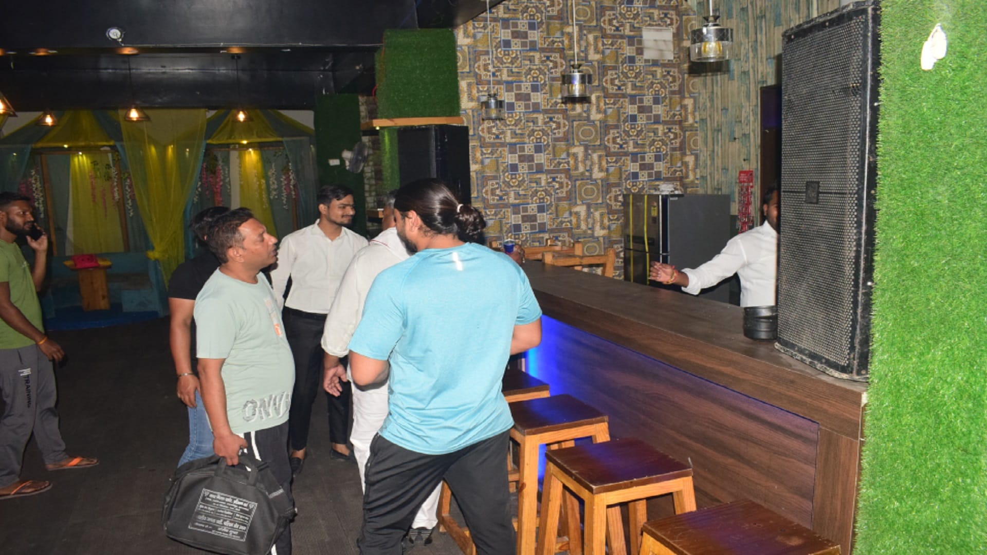Raid in cafe and pub busted, youths arrested with girl by police in Meerut, see photos
