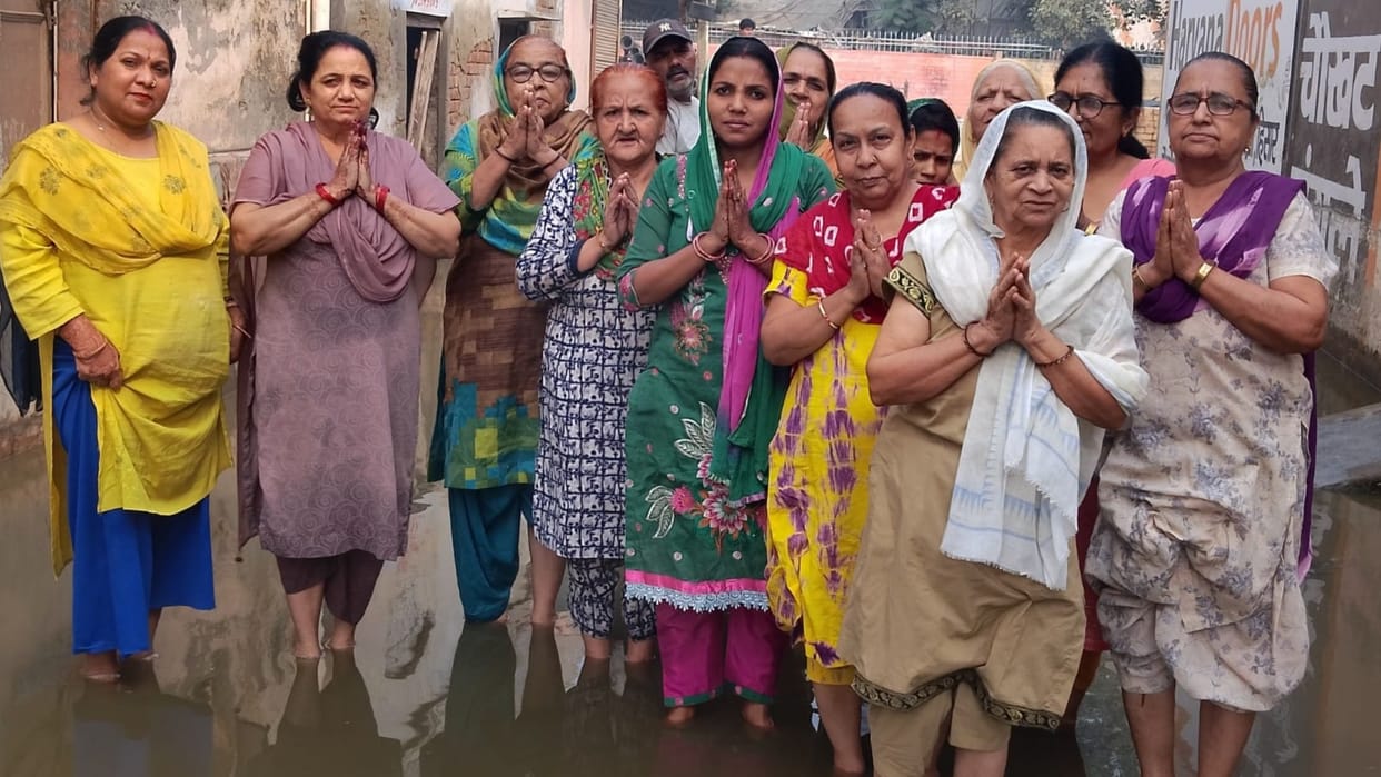 Hisar: People of Shyamlal Dhani protested for the second consecutive day regarding sewer problem