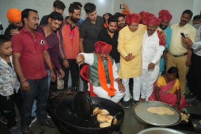 MP Election 2023:पूड़ी तलते नजर आए भाजपा उम्मीदवार कैलाश विजयवर्गीय MP Election 2023: BJP candidate Kailash Vijayvargiya seen frying puri