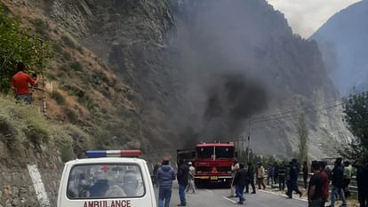 Kinnaur Accident: हाईवे पर आमने-सामने टक्कर के बाद लगी आग, धू-धूकर जले दो ट्रक Two Truck Catches Fire After Collision on National Highway in Kinnaur Himachal Pradesh