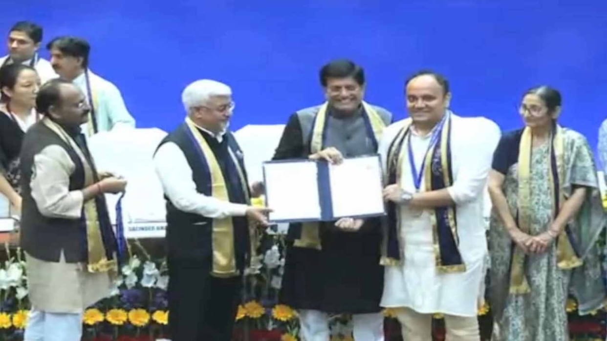 Sharad Garg studied online along with job and became gold medalist.