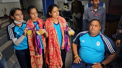 जम्मू कश्मीर: पैरा एशियाई खेलों में पदक जीतकर लौटे शीतल और राकेश, हुआ गर्मजोशी से स्वागत Jammu Kashmir: Sheetal devi and Rakesh kumar returned after winning medals in Para Asian Games