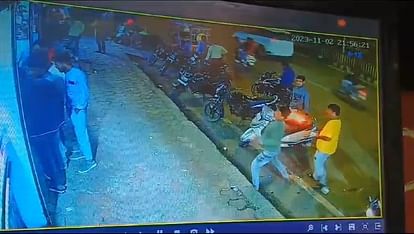 Ujjain: Petrol bomb thrown at liquor shop if bottle not given at low price, two youths shopping got burnt
