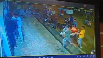Ujjain: कम कीमत पर बोतल नहीं दी तो शराब दुकान पर फेंका पेट्रोल बम, खरीदारी कर रहे दो युवक झुलसे, देखें वीडियो Ujjain: Petrol bomb thrown at liquor shop if bottle not given at low price, two youths shopping got burnt