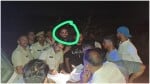 गोल घेरे में एल्विश यादव और पूछताछ करती कोटा ग्रामीण पुलिस।