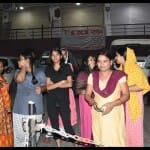 गोरखपुर में भूकंप के झटके आने के बाद घरों से बाहर निकले लोग।