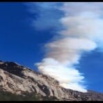 पहाड़ी के बीच से निकला धुआं।