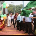स्मारकों के लिए बस सेवा का फीता काटकर उद्घाटन करती मंडलायुक्त रितु माहेश्वरी
