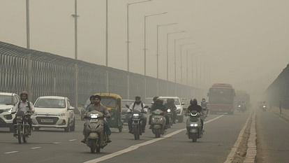 Air Pollution: गैस चैंबर बनी दिल्ली, आसमान में छाई जहरीले धुएं की चादर; नोएडा में भी हवा की हालत गंभीर AQI in Delhi Today: Air Pollution Level in Delhi NCR, Air Quality Index Noida