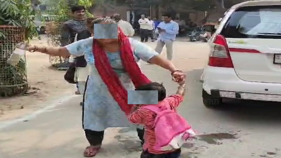 Amroha: Attempt to commit suicide front DM SP Samadhan Diwas, woman sprinkled petrol herself and girl