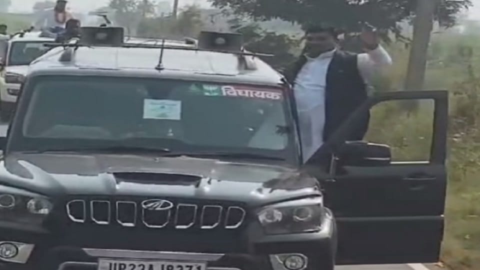 Amroha: BJP block pramukh got out moving car and made reel, video viral. Police said no information