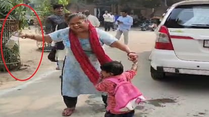 Amroha: समाधान दिवस पर डीएम-एसपी के सामने आत्मदाह की कोशिश, महिला ने बेटी और खुद के ऊपर छिड़क लिया पेट्रोल Amroha: Attempt to commit suicide front DM SP Samadhan Diwas, woman sprinkled petrol herself and girl