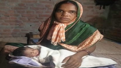 Gorakhpur News: चार घंटे तक पीएचसी में तड़पती रही गर्भवती, एएनएम ने नहीं देखा Pregnant woman kept suffering in PHC for four hours