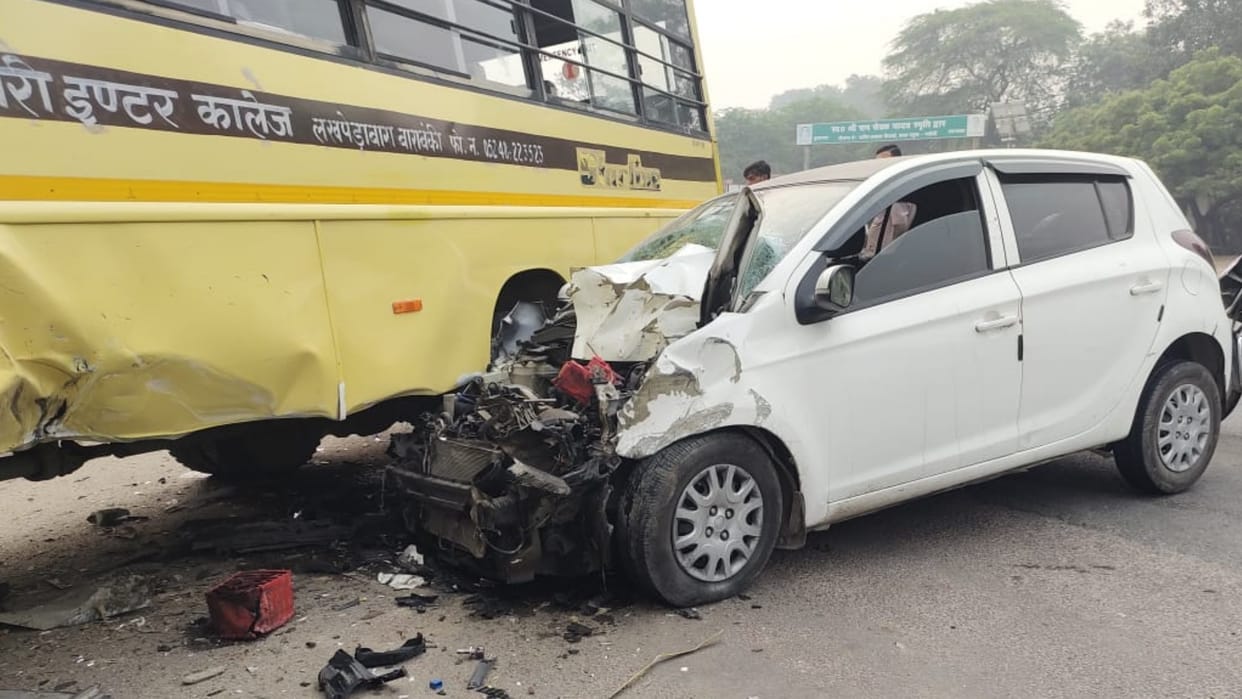 A school bus hits a car in barabanki.