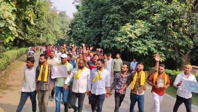 IIT BHU issue heated up Huge protest against division of BHU, students closed classes