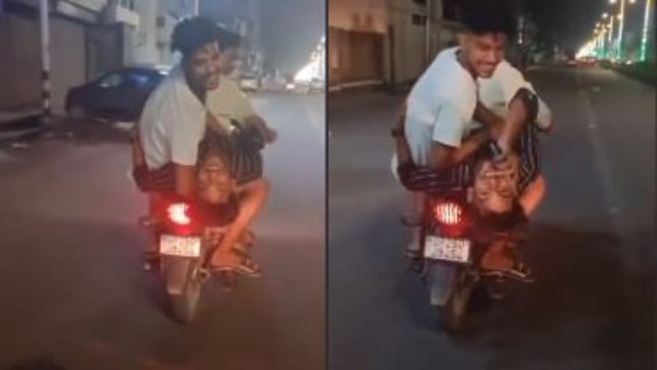 Bike riders do stunt to make reel on road in bareilly
