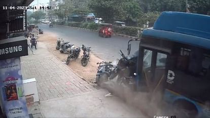 Rohini Bus Accident: रोहिणी में हुए हादसे का बस के अंदर का फुटेज आया सामने, वीडियो देखकर खड़े हो जाएंगे रोंगटे Delhi Rohini Bus Accident footage from inside bus of accident in watching video