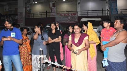 गोरखपुर में भूकंप: हर कोई सड़क पर...एक ही प्रार्थना फिर ना डोले धरती Everyone on streets due to Earthquake in Gorakhpur