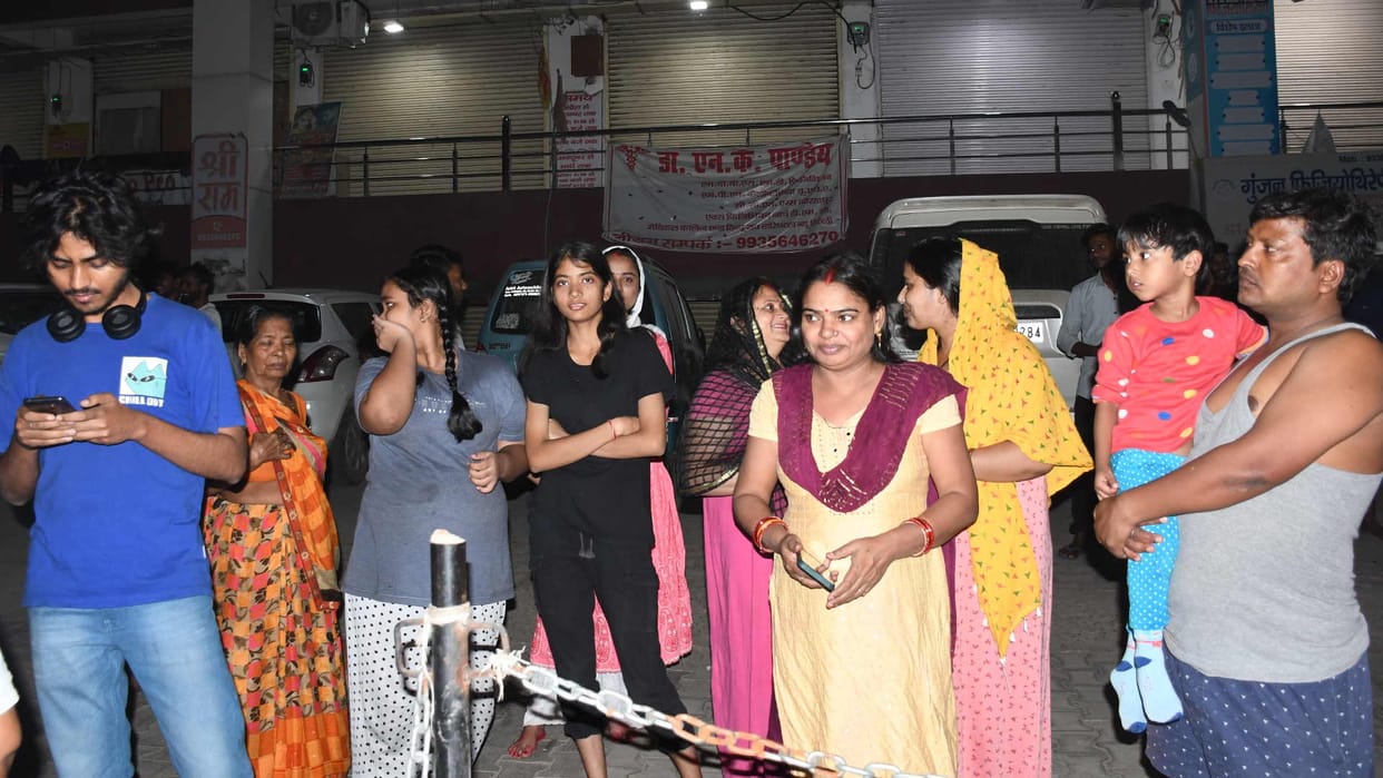Everyone on streets due to Earthquake in Gorakhpur