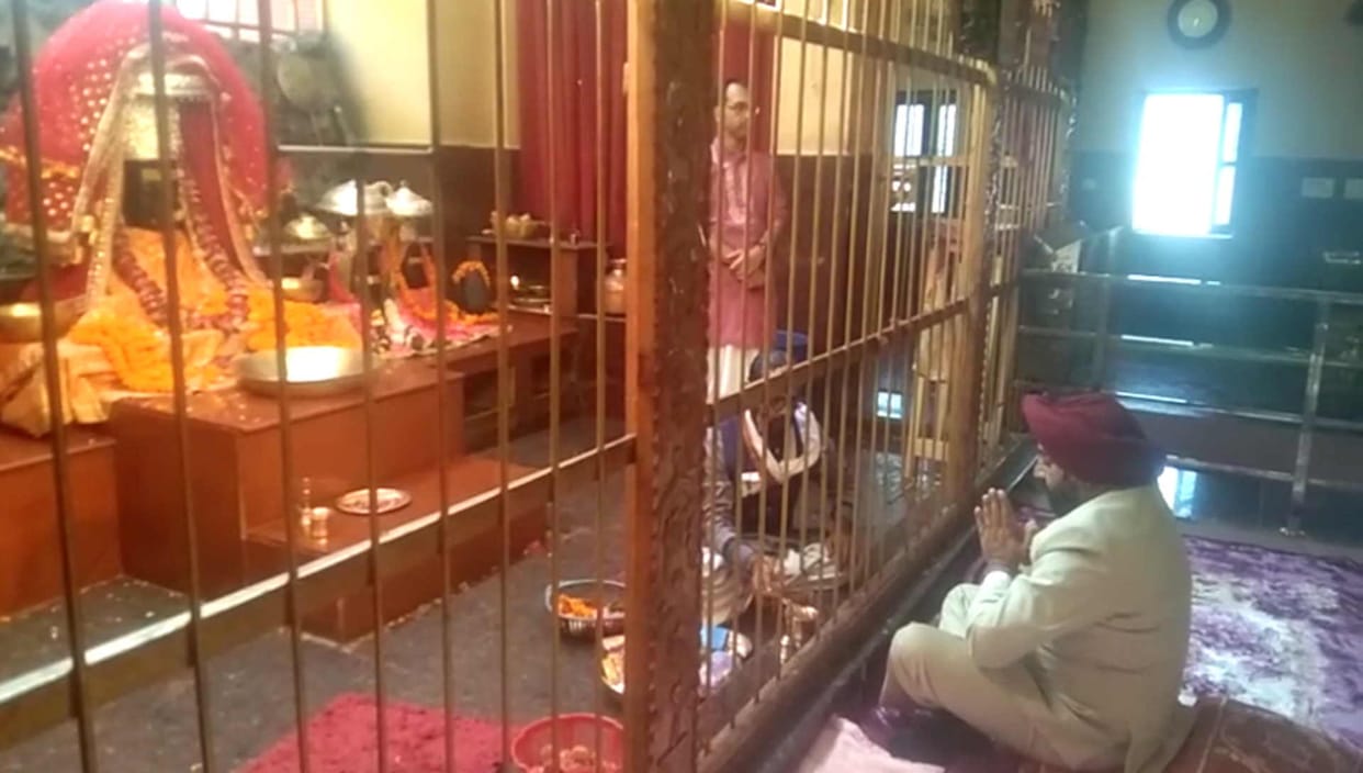 Governor arrives in Srinagar to attend convocation ceremony of NIT offered prayers at Dhari Devi temple