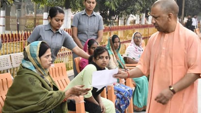CM Yogi listened to complaint in Gorakhpur