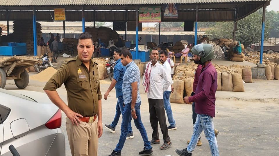 miscreants threw sugar syrup on farmer and snatched Rs 1.5 lakh in Bulandshahr