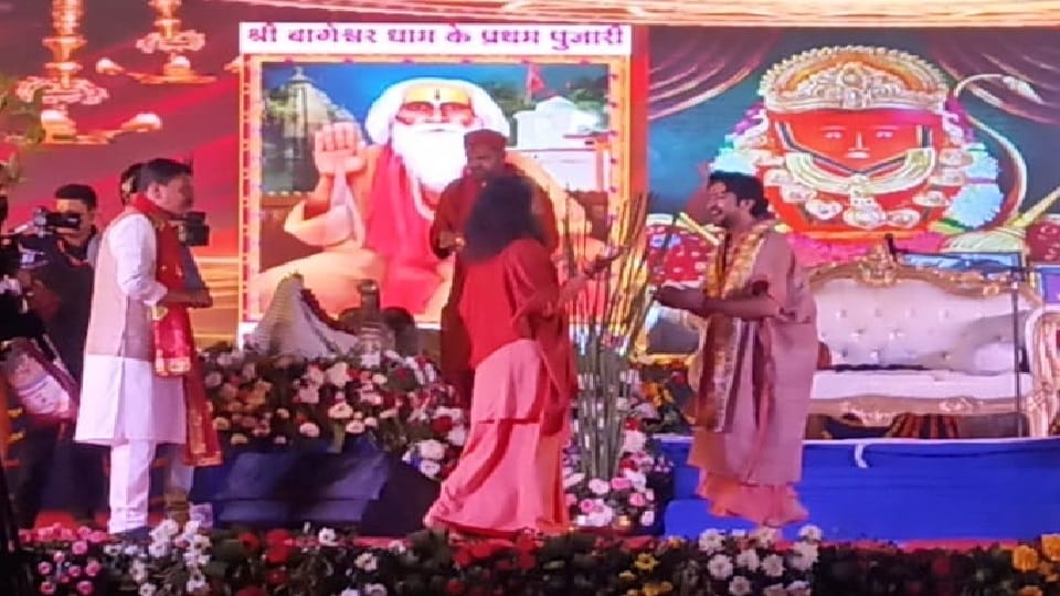 Bageshwar Dham Dhirendra Shastri Darbar held in Dehradun Parade Ground crowd gathered police read All updates