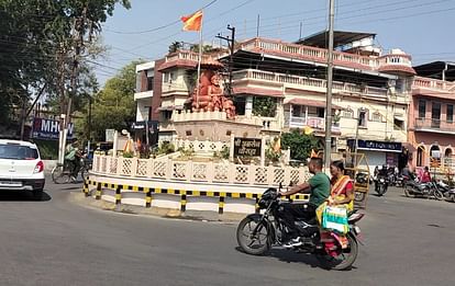 MP Election 2023: महू में कांटे की टक्कर, उषा की राह नहीं आसान, दलबदलू शुक्ला बना रहे नई पहचान MP Election 2023: Close contest in Mhow, Usha's path is not easy, turncoat Shukla is creating a new identity.