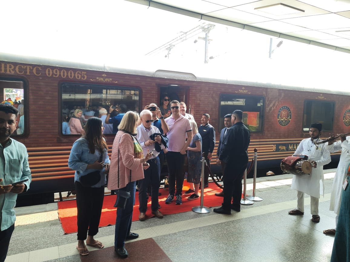 Maharaja Express: 23 tourists of Maharaja Express welcomed in royal style, tourists saw Ganga Aarti