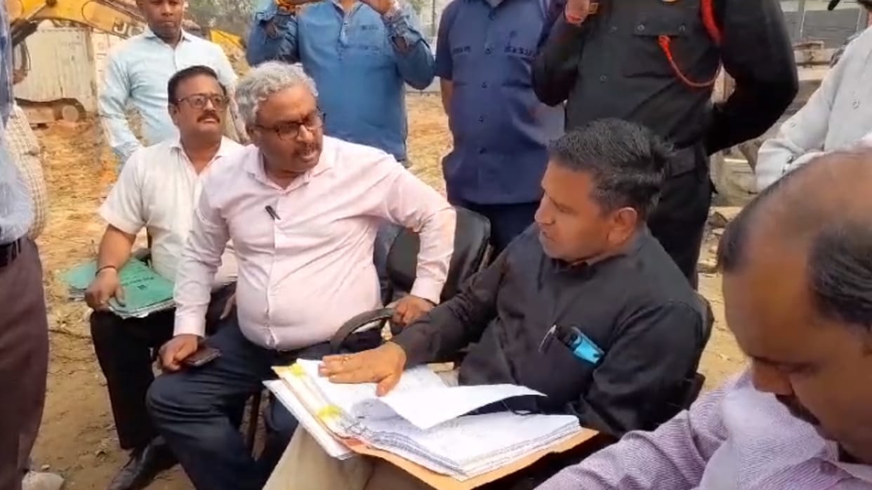 Meerut: Municipal Corporation work stopped on new road in housing development