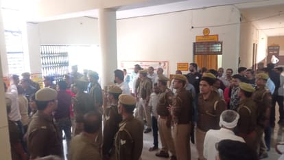 Meerut: तहसील दिवस में फरियादी ने अधिकारियों की मौजूदगी में खुद पर उडेला केरोसिन, मचा हड़कंप Meerut: complainant poured kerosene on himself in the presence of officials On Tehsil Day