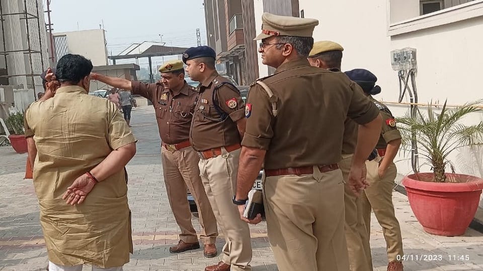 Woman murdered after robbery in posh colony, husband serious