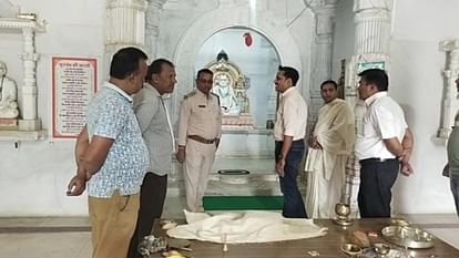 Ujjain: गाड़ी लेकर मंदिर में चोरी करने पहुंचे बदमाश; मजदूरों को कमरे में बंद कर पैसों से भरी पेटियां ले उड़े Miscreants reached temple with car to steal in Ujjain; Escaped with boxes full of money