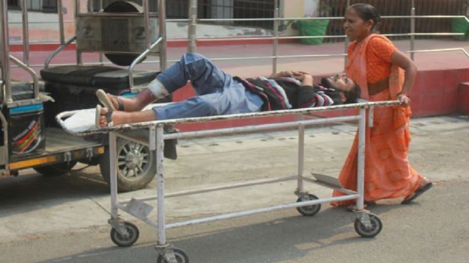 Moradabad: Mother kept wandering her son stretcher district hospital, ward boy kept standing...doctor did not