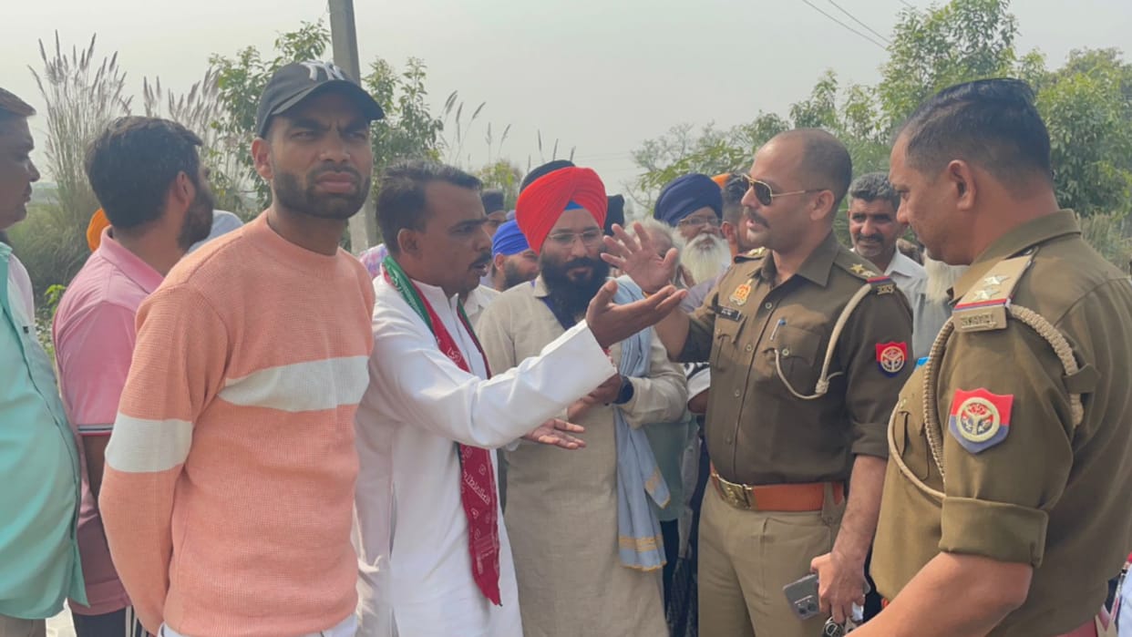 Meerut: Police stopped protest of SP workers in Hastinapur and submitted memorandum to SDM