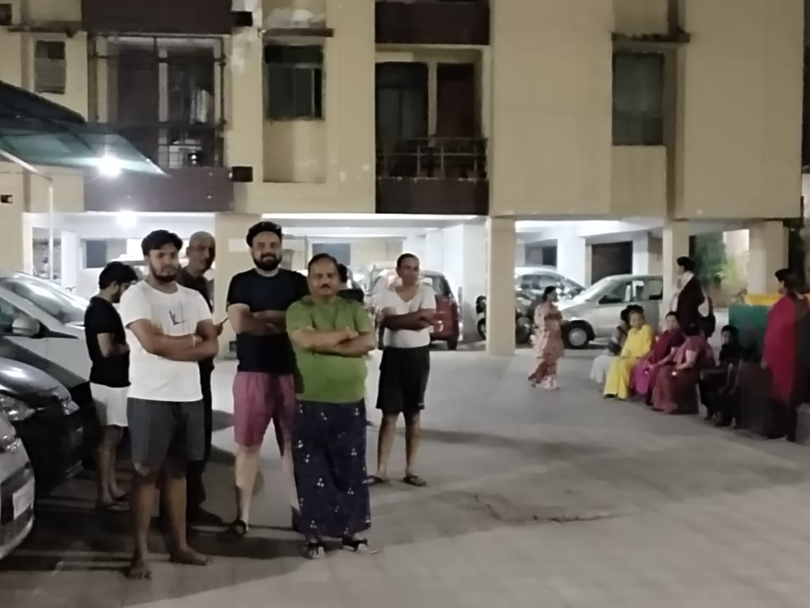 Strong earthquake hit Prayagraj, people ran out of their houses.