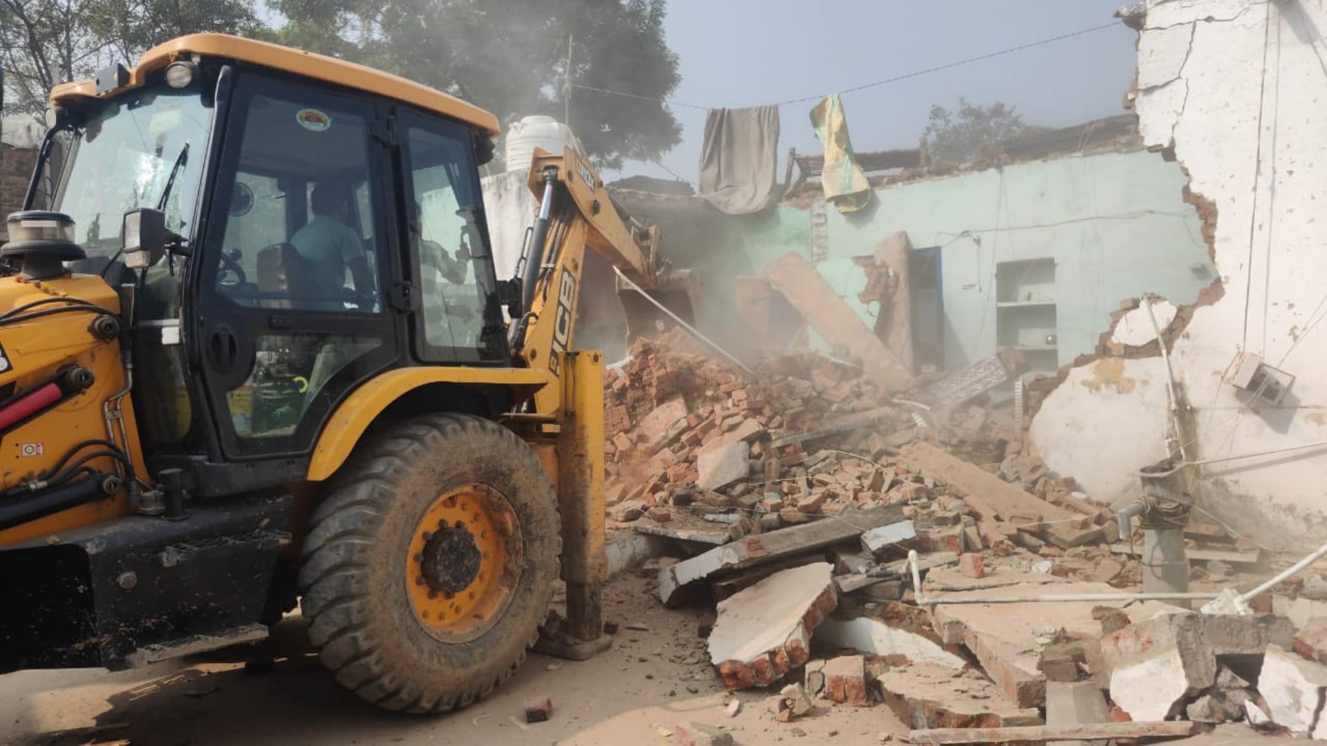 प्रशासन ने हत्यारोपी के घर पर चलाया बुल्डोजर